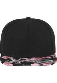 Fekete snapback sapka virágmintás peremmel, melyen rózsaszín és fehér virágok láthatók sötét háttérrel. Texturált anyagból készült.