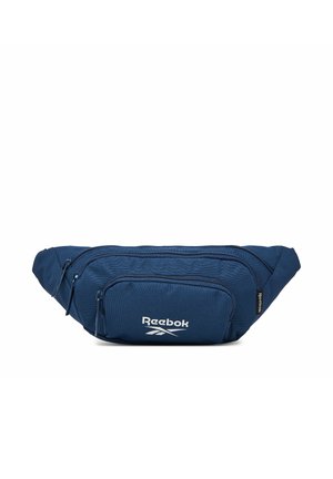 Riñonera azul marino de Reebok con tres compartimentos con cremallera y logo blanco en el bolsillo delantero.