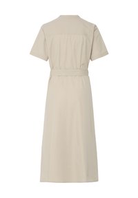 Robe midi beige à manches courtes avec couture haute à la taille et détail ceinture, vue de dos sur fond blanc uni.