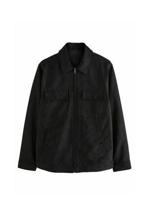 Chaqueta negra de tela suave con cuello. Cierre frontal de cremallera y dos bolsillos en el pecho. Diseño liso sin patrones ni acentos.