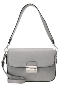 Šedá kožená kabelka přes rameno se stříbrným kováním, klopovým designem, nastavitelným popruhem a kontrastním lemem podél okrajů.