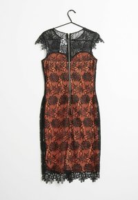 Robe noire brodée de dentelle avec une coupe ajustée, dotée d'une fermeture éclair, de manches courtes et d'un motif floral sur une base orange.