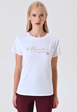 T-shirt bianca in cotone con maniche corte, con il testo in oro e rosa "bellissima semplice" e una grafica di sole sul davanti.