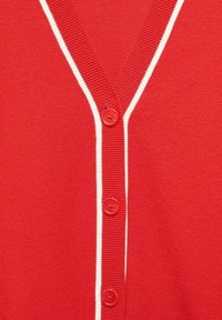 Roter Strickcardigan mit weißem Besatz entlang des V-Ausschnitts und der Knopfleiste, ausgestattet mit drei passenden roten Knöpfen.