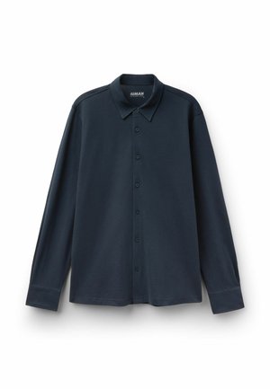 Tmavě námořnická modrá košile s dlouhým rukávem na knoflíky, límečkem, sedmi knoflíky a rovným spodním okrajem, rozložená na bílém pozadí.