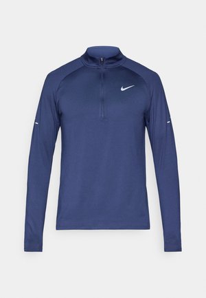 Marineblaues langärmeliges Sportoberteil mit Viertelreißverschluss am Hals, aus glattem Stoff; verfügt über ein weißes Nike-Logo auf der Brust und ein schlankes Design.