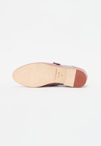 Roze en grijze leren schoen met een glad, gebogen ontwerp, voorzien van een platte zool en een metalen gesp. Maat 37 is inwendig gestempeld.