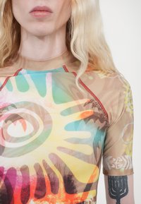Paolina Russo SHORT SLEEVE RASH GUARD - T-shirt print - acid brown