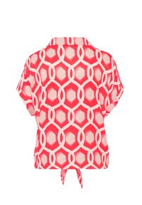 Chemise à manches courtes avec un motif géométrique mélangeant des couleurs rouge et rose clair. Tissu doux avec un détail à nouer à la taille et au col.