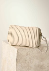PLISSE - Listová kabelka - bone