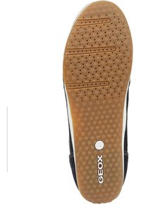 Zapatilla negra con suela de goma marrón texturizada, que presenta patrones de agarre circulares y un logo "GEOX" en blanco. El diseño lateral incluye acentos en blanco.