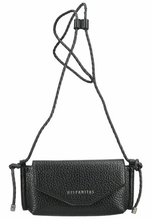 Sort tekstureret rektangulær crossbody-taske med flettet justerbar rem og sølv "Hispanitas" logo på frontklappen.