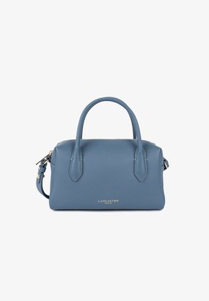 Sac à main en cuir bleu avec doubles poignées, fermeture éclair dorée et bandoulière amovible, arborant le logo « Lancaster Paris » à l'avant.