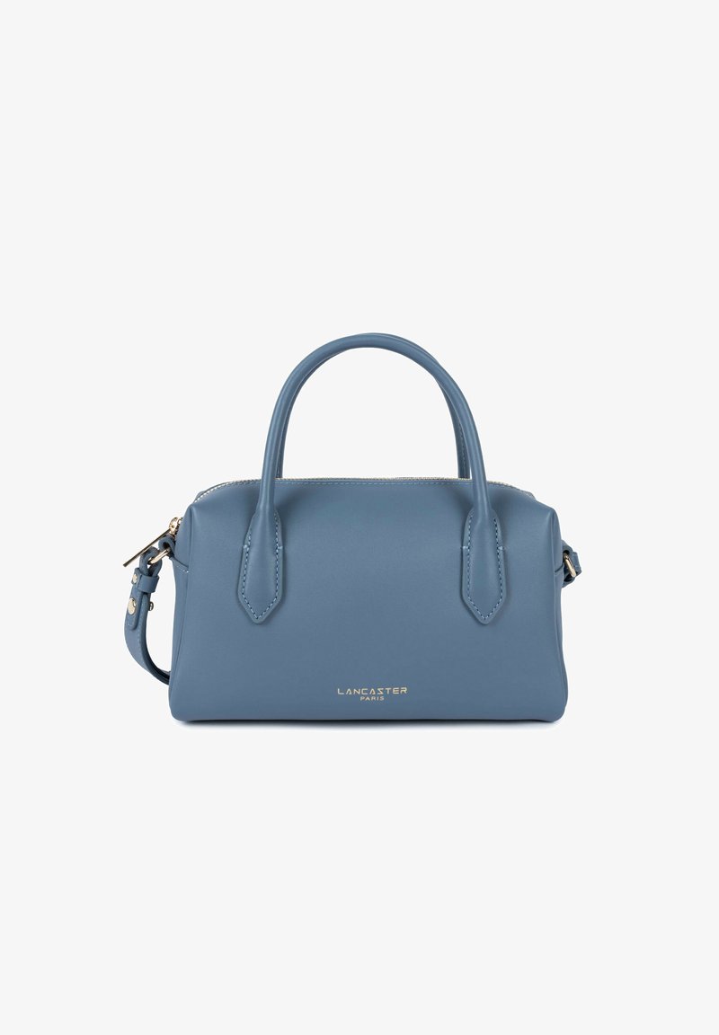 Sac à main en cuir bleu avec doubles poignées, fermeture éclair dorée et bandoulière amovible, arborant le logo « Lancaster Paris » à l'avant.