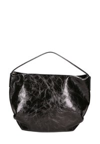 Borsa in ecopelle nera, raggrinzita, con una forma curva e morbida e un manico piatto e corto. Presenta una finitura lucida e nessun hardware visibile.