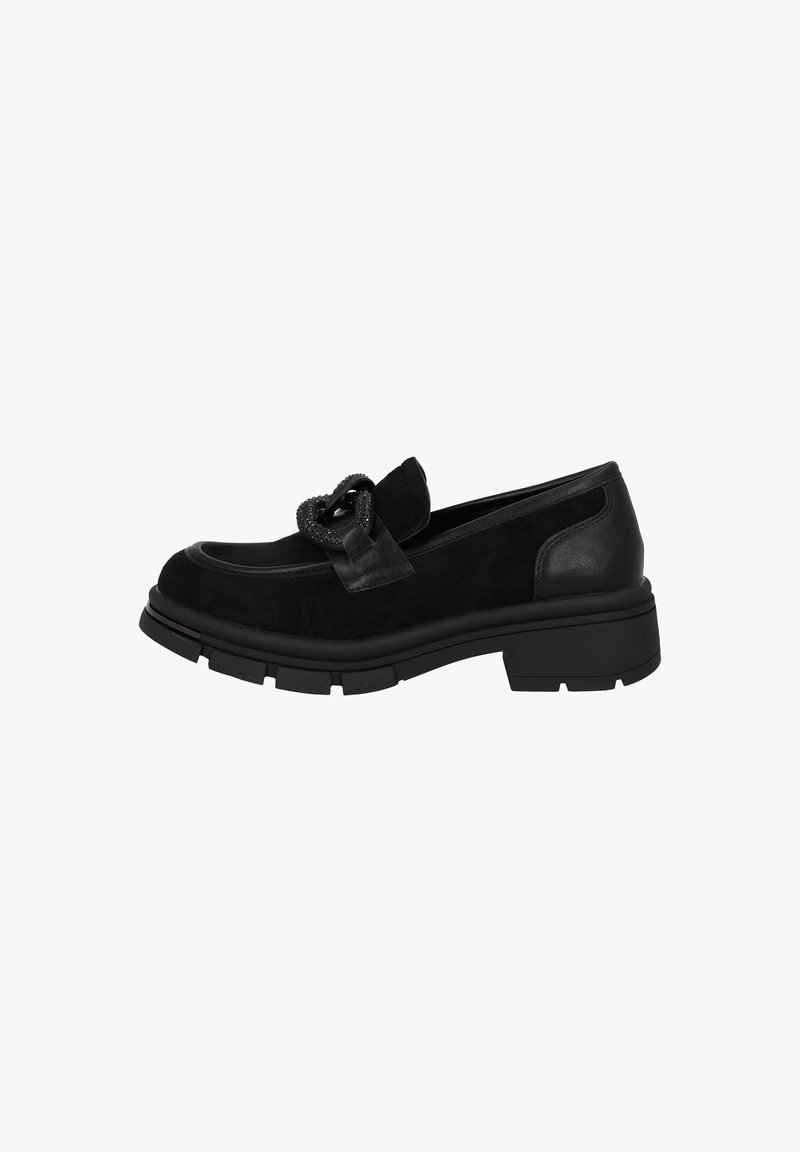 Mocasines de ante negro con punta redonda, acento decorativo de cuero y suela gruesa de goma negra. La vista lateral muestra un diseño elegante y textura.