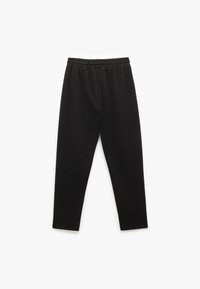 Zwarte joggingbroek met een elastische tailleband, taps toelopende pijpen en een zachte, gladde textuur. Geen zichtbare patronen of hardwaredetails.