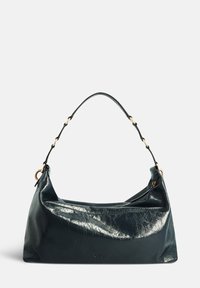 Zwarte leren handtas met een gebogen vorm, gouden metalen accenten en een enkele schouderriem. Voorzien van een vak met ritssluiting.