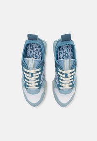 Baskets bleu et bleu clair présentant une combinaison de textures lisses et en daim, des lacets blancs, et une semelle intérieure à motif avec un logo.