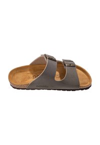 Grijze sandalen met twee banden en verstelbare metalen gespen, kurken voetbed en een getextureerde rubberen zool. Voorzien van een glad bovenmateriaal van synthetisch materiaal.