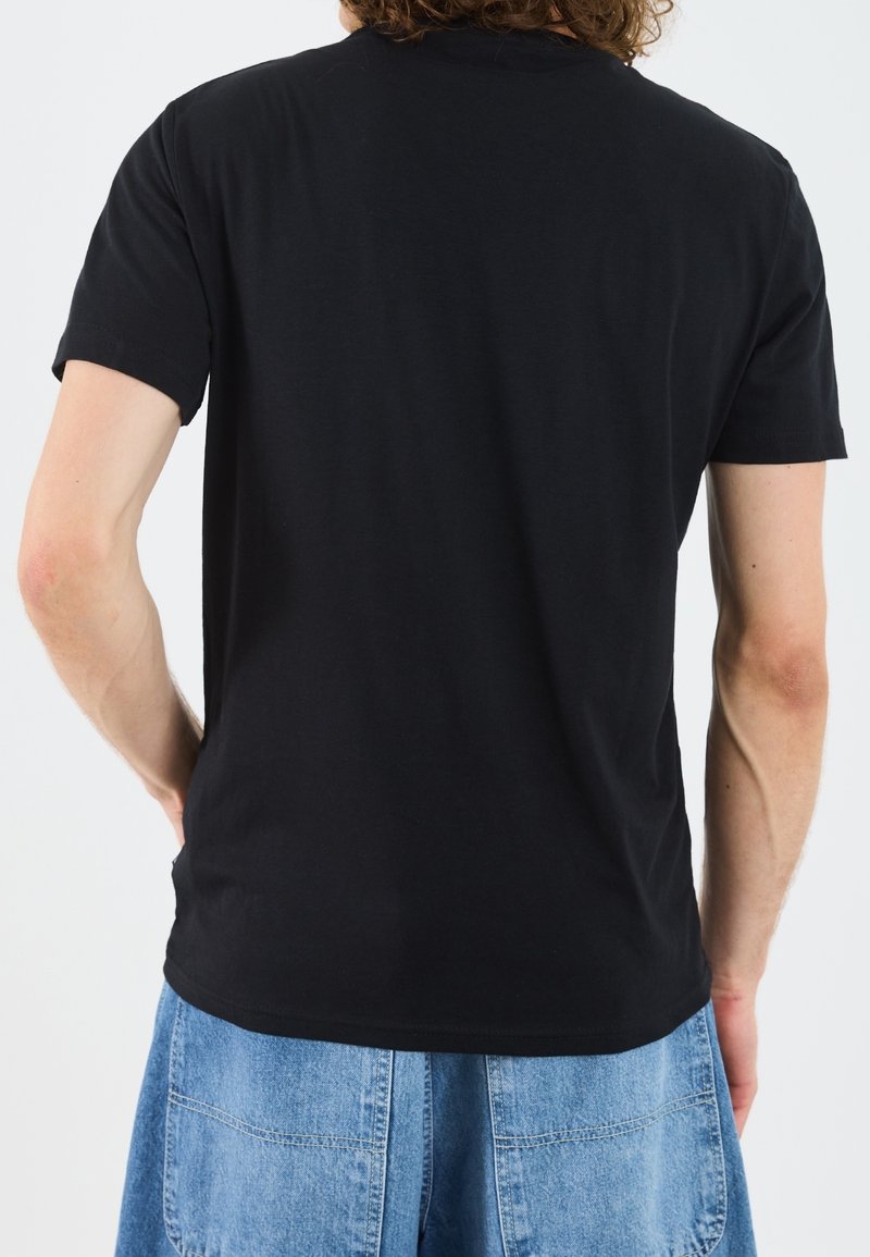 Czarna bawełniana koszulka z krótkim rękawem i okrągłym dekoltem, o gładkiej fakturze i standardowym kroju. Widok od tyłu nie pokazuje żadnych logo ani wzorów.