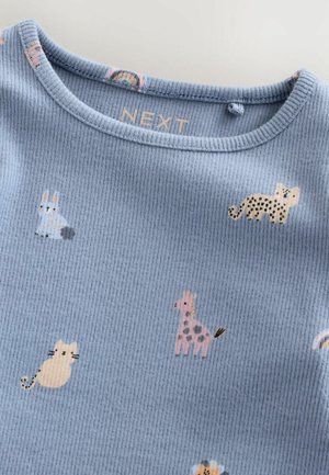 Helles blaues, geripptes Oberteil mit tierischen Mustern in Pastellfarben, darunter ein Giraffe, eine Katze, ein Kaninchen und ein Leopard, mit rundem Ausschnitt.