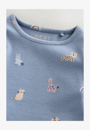 Top din material ribber, de culoare albastru deschis, cu modele animale în culori pastelate, inclusiv un girafă, o pisică, o iepuraș și un leopard, având un decolteu rotund.