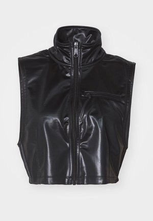 Svart faux skinn utenermester med høy krage, frontglidelås og liten glidelåslomme på brystet. Glatt, blank overflate.