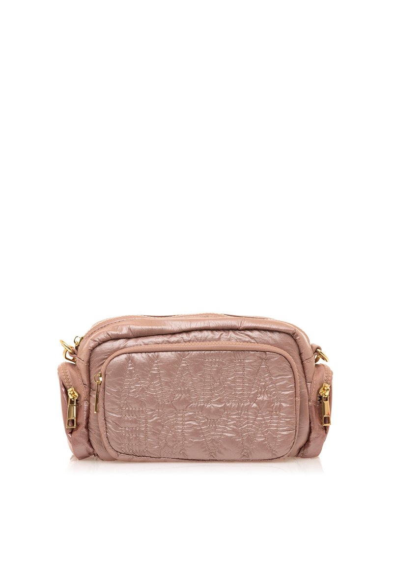 Gepolsterte blassrosafarbene Umhängetasche mit goldenen Beschlägen, die zwei mit Reißverschluss versehenen Fächern und einer strukturierten Stoffoberfläche verfügt.