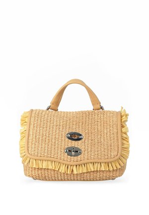Piccola borsa beige intrecciata con rifinitura a frange, manico superiore singolo e chiusura con fermaglio a rotazione in argento sulla patta frontale.