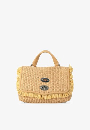 Piccola borsa beige intrecciata con rifinitura a frange, manico superiore singolo e chiusura con fermaglio a rotazione in argento sulla patta frontale.