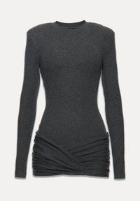 Top lung cu mânecă lungă, de culoare gri închis, cu un design ajustat, confecționat dintr-un material texturat și detalii plisate la talie, care subliniază forma curbată.
