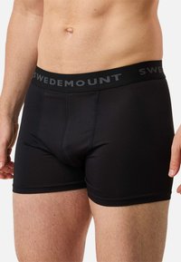 Czarne bokserki z szarą elastyczną gumką w pasie z napisem "SWEDEMOUNT". Wykonane z gładkiego materiału, z przeszyciami i dopasowanym krojem.