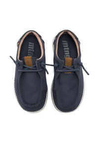 Scarpe di tela blu marina con punta arrotondata, suola in gomma e lacci decorativi. Presentano una linguetta marrone e un rivestimento interno di colore chiaro.