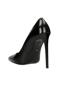 Černé kožené vysoké podpatky s špičatou špičkou a jehlovým podpatkem. Hladká textura s minimálním počtem švů.