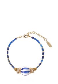 Bracelet en perles bleues avec des accents en or, comportant une perle centrale rayée et des pierres bleues de différentes formes, fermée par un fermoir en forme de homard.