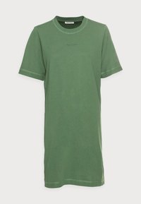 Zielona bawełniana sukienka t-shirtowa z okrągłym dekoltem, krótkimi rękawami i subtelnymi detalami przeszycia. Posiada małe logo na piersi.