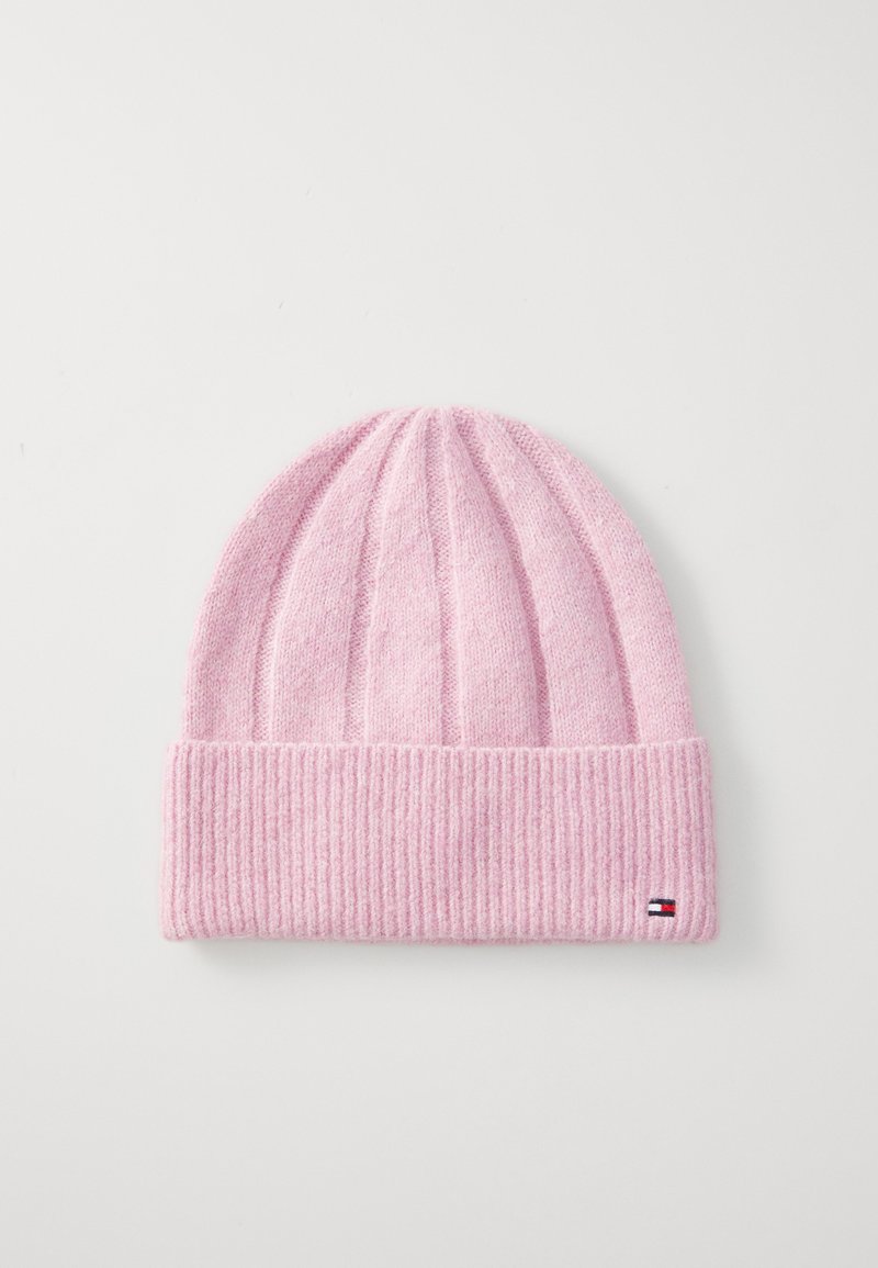 Gorro de malha rosa com textura canelada, apresentando uma aba dobrada e uma pequena etiqueta de logotipo de um dos lados. Material suave e confortável.