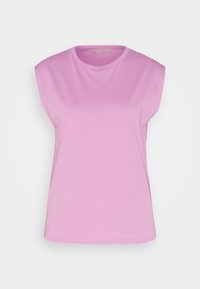 Růžové tričko s krátkým rukávem, kulatým výstřihem, volným střihem a hladkým, lehkým bavlněným materiálem. Bez vzorů a ozdob.