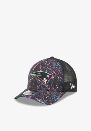 Cappello snapback nero con un vivace motivo splash multicolore, caratterizzato da un logo della squadra ricamato sul davanti e lati in rete per la traspirabilità.