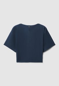 Top corto blu navy realizzato in morbido tessuto; presenta maniche corte e larghe e un collo rotondo con una cucitura sottile al centro.