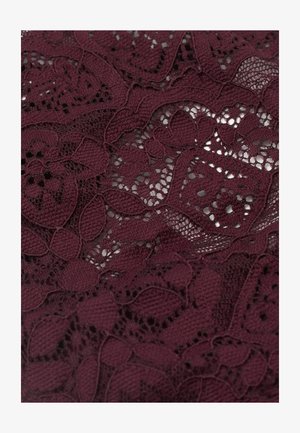 Bordeauxroter Spitzenstoff mit floralen Mustern und aufwendigen Designs. Verfügt über eine zarte Textur und eine offene Gewebedetailierung.