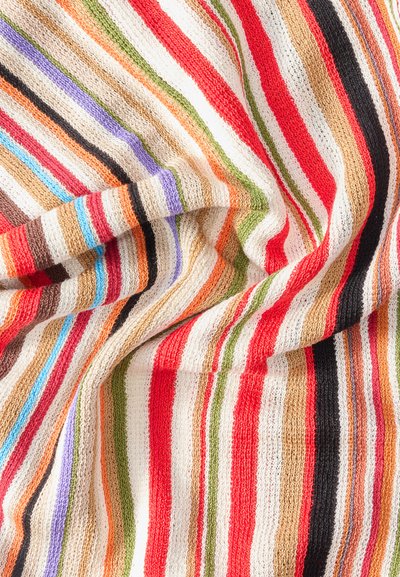 Tissu tricoté doux à rayures horizontales rouges, vertes, orange, violettes, noires, bleues et beiges, présenté avec des plis délicats.