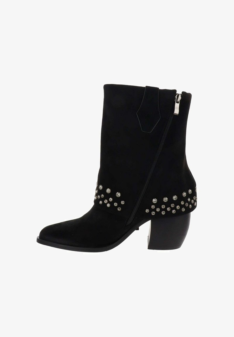 Botín de ante negro con punta redonda, cremallera lateral y acentos decorativos de tachuelas plateadas cerca de la base. Tacón grueso.