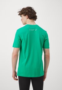 Nike Performance TEE KIPCHOGE - T-skjorte til trening - stadium green