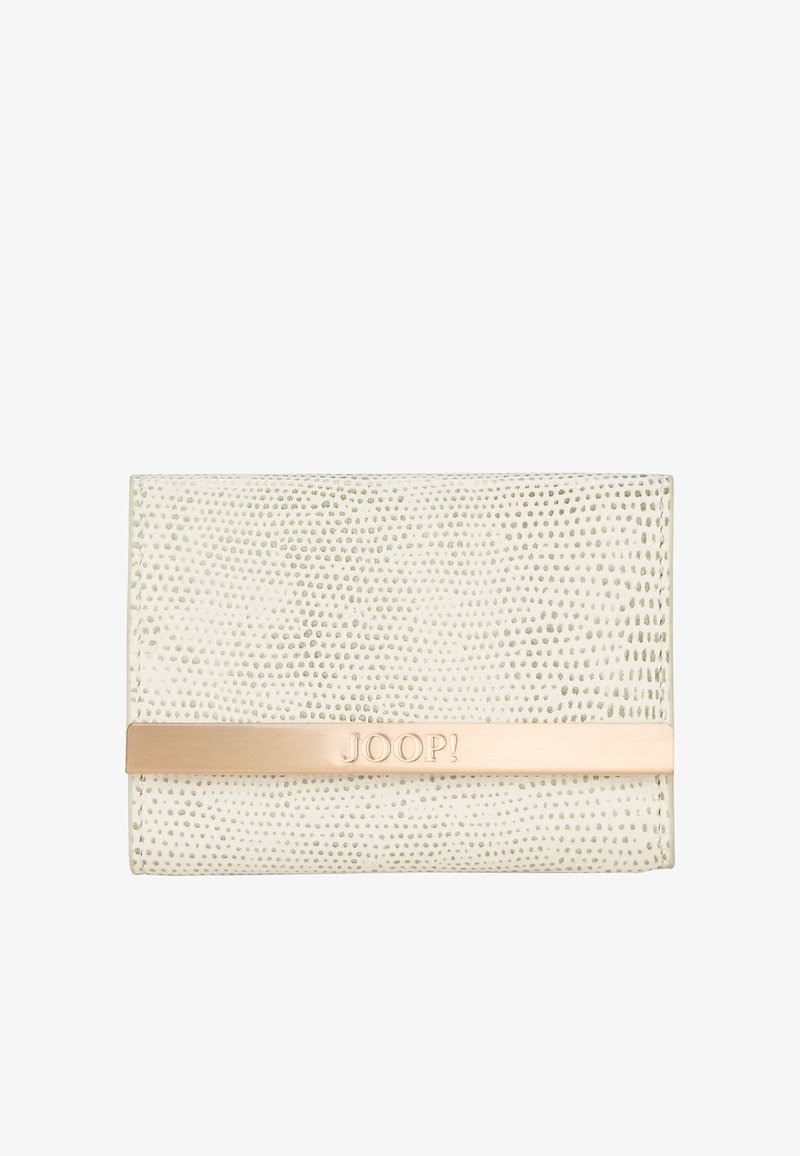 Hvid tekstureret kortholder med et metallic guldbånd, der har prægede logo-detaljer. Kompakt firkantet form, glat overflade, minimalistisk design.