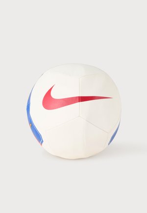 Ballon de football blanc et bleu avec un grand logo rouge Nike swoosh sur le devant, présenté sur un fond clair uni.