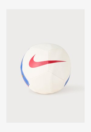 Ballon de football blanc et bleu avec un grand logo rouge Nike swoosh sur le devant, présenté sur un fond clair uni.