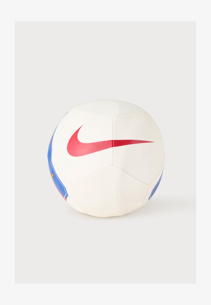 Ballon de football blanc et bleu avec un grand logo rouge Nike swoosh sur le devant, présenté sur un fond clair uni.