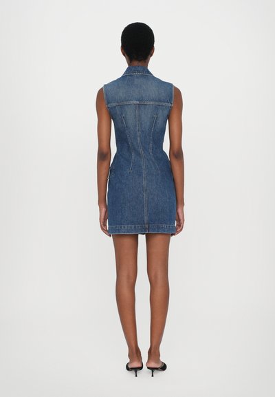 Denim kleita ar pieguļošu siluetu, bez piedurknēm un ar apkakli. Ievērojama aizmugures šuve un hemline virs vidus augšstilba.
